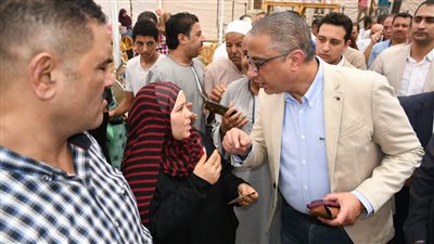 محافظ الفيوم يعقد لقاءً جماهيريا مع أهالي قرية الغرق للاستماع لمطالبهم وتلقى شكواهم