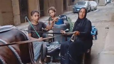 كفاح أم فهد في بيع الأنابيب بشوارع العمرانية: 15 سنة علشان أساعد ولادي وزوجي المريض | بث مباشر 