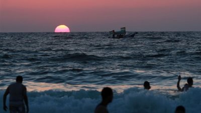 الرطوبة 92%.. الأرصاد تكشف حالة الطقس على المدن الساحلية غدًا