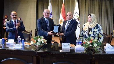 رئيس جامعة بني سويف يشهد حفل تخرج الدفعة السابعة لطلاب السياسة والاقتصاد 