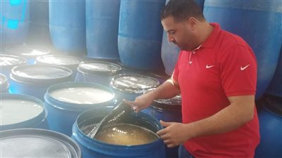 ضبط 9 أطنان مخللات مجهولة المصدر داخل مصنعين بدون ترخيص بالبحيرة