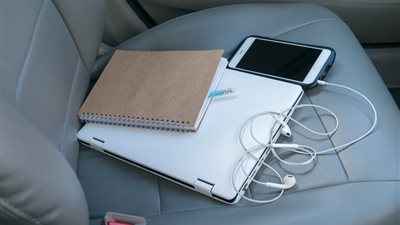 مركز المناخ يحذر: ترك العطور والهواتف في السيارات يعرضها للانفجار 