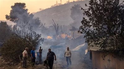 بسبب ارتفاع حرارة الجو.. إجلاء عشرات الآلاف من الجزر السياحية بعد اندلاع 82 حريقا في اليونان 