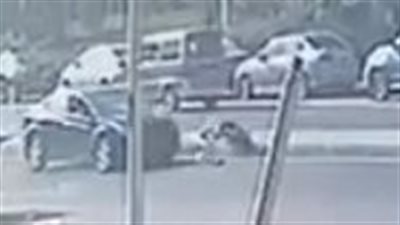 فيديو مروع لشاب طائش يقود سيارة بسرعة جنونية ويدهس مسنًا في أكتوبر 