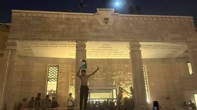 العراق يحقق في إشعال النيران بالسفارة السويدية ردًا على حرق المصحف 