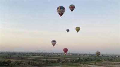 رغم الحر.. 25 رحلة بالون طائر تزيّن سماء الأقصر على متنها 600 سائح 