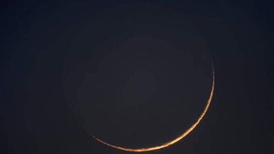 فرصة للتصوير.. هلال المحرم يزيّن سماء الوطن العربي ليلًا