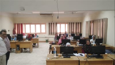 العمل: دورة تدريبية على التسويق الإلكتروني بسوهاج