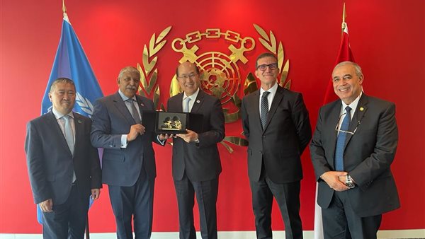 جانب من التوقيع