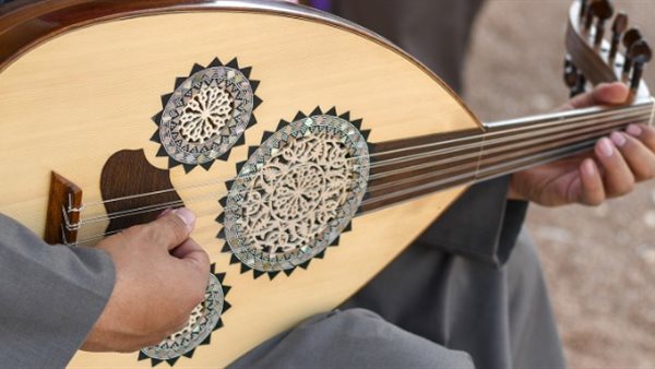 شخص يستخدم الآلات