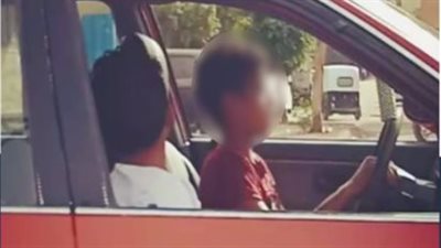  غفّلت عامل الجراج وخدت العربية.. حكاية طفل يقود سيارة ملاكي بالقاهرة الجديدة |فيديو