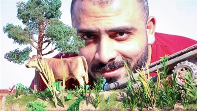 الطبيب الفنان.. عبدالحميد يبدع في صنع بيت الكبير أوي من الفوم والبلاستيك بالدقهلية