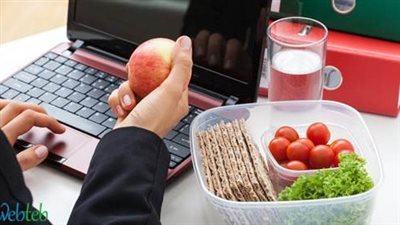 6 أطعمة تعمل على توازن الهرمونات وتعزيز طاقتك خلال العمل