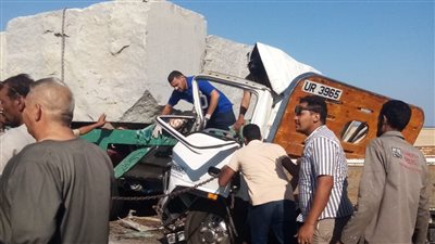 مصرع شخص وإصابة آخر في حادث تصادم سيارتين نقل بطريق الزعفرانة شمال البحر الأحمر