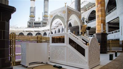 طراز إسلامي فريد.. منبر جديد لخطبة الجمعة بالمسجد الحرام 