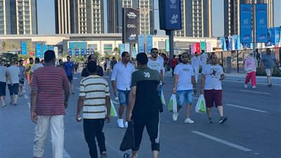 حضور البلوجر العالمي نويل روبنسون وتزاحم الجمهور في حفل تامر حسني بمهرجان العلمين الجديدة