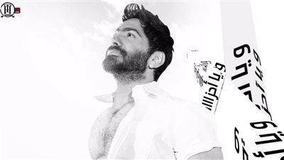 تزامنًا مع حفله بمهرجان العلمين.. تامر حسني يطرح أغنية مش بتغير عشان حد