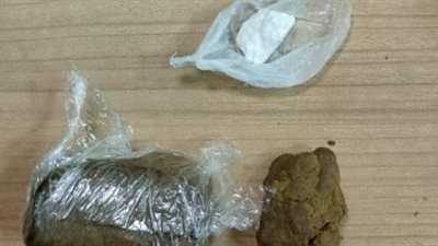 ضبط راكبين بمطار القاهرة بحوزتهما مخدرات متنوعة وخنجران