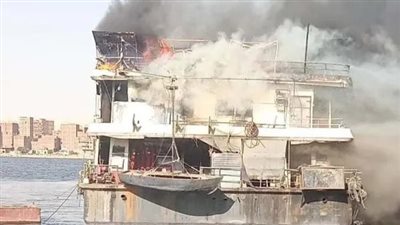 حريق بمركب نيلي بالحوامدية وقوات الحماية المدينة تحاول السيطرة عليه | صور