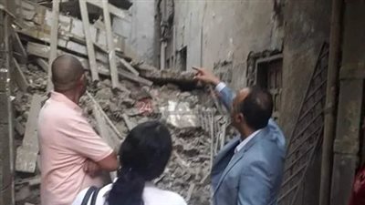 انهيار جزئي لعقار في حي وسط بالمنيا دون إصابات | بث مباشر