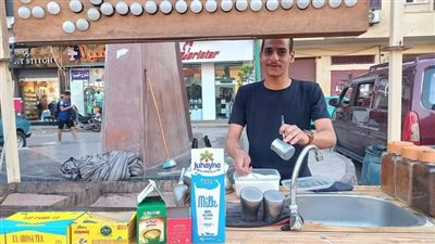 عمرو طالب بأسيوط يصنع القهوة على الرمل: بشتغل علشان أوفر مصروفاتي الشخصية ونفسي التحق بكلية الألسن|صور وفيديو
