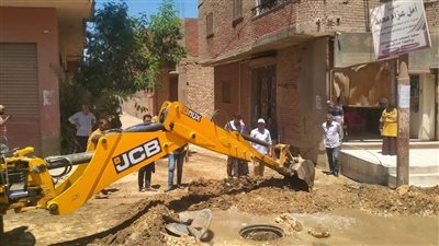 استجابة لشكاوى المواطنين.. إصلاحات بخط مياه في سمالوط وغرفة صرف ببني مزار بالمنيا