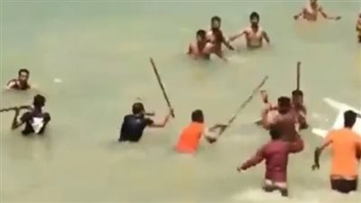 بسبب معاكسة الفتيات.. مشاجرة بالشوم والعصي داخل البحر في الإسكندرية | بث مباشر