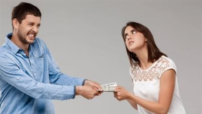 الإفتاء: يحق للزوج الأخذ من المرتب الخاص بزوجته في هذه الحالة