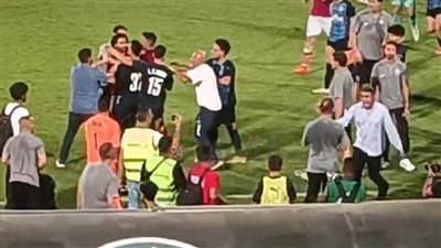 اشتباكات بين لاعبي الأهلي وبيراميدز | بث مباشر