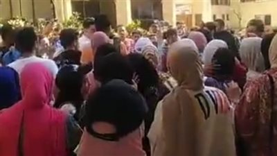 طلاب حقوق الإسكندرية يتجمعون بالآلاف أمام الكلية للاحتجاج على النتائج