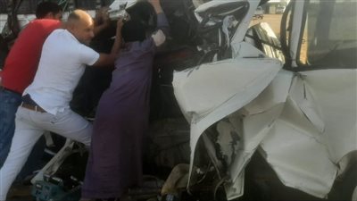 مصرع وإصابة 10 أشخاص في تصادم سيارتين على طريق الضبعة | صور