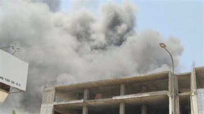 الدفع بـ6 سيارات إطفاء للسيطرة على حريق مصنع أخشاب بالعبور | فيديو وصور 