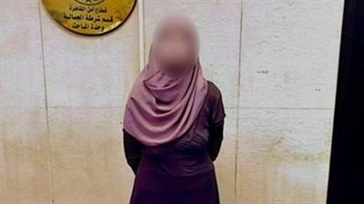 تبيعها بثمن بخس.. القبض على سيدة لسرقتها الهواتف المحمولة بالبساتين