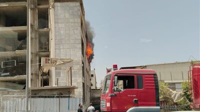 الدفع بـ12 سيارة إطفاء.. تفاصيل حريق مصنع العبور 