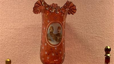 متحف آثار الغردقة يعرض شمعدان زجاج أحمر من عصر الدولة الحديثة 