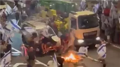 سيارة تقتحم مظاهرة وتدهس محتجين في كيان الاحتلال الإسرائيلي | فيديو