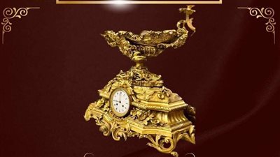 متحف قصر المنيل يعرض ساعة مستديرة داخل تلبيسة من البرونز 