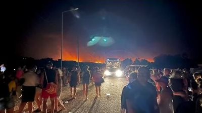 طيار بريطاني يطالب ركاب طائرة متجهة لرودس بعدم استكمال الرحلة بسبب الحرائق في اليونان