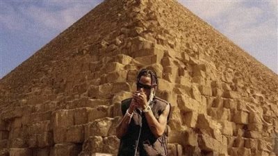 حقيقة الصورة المتداولة لـ ترافيس سكوت في الأهرامات قبل أيام من حفله بمصر