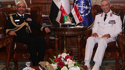 قائد القوات البحرية يلتقي نظيره العماني لبحث التعاون المشترك