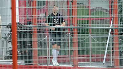 يتدرب سرًا.. مانويل نوير يواصل إعادة التأهيل استعدادًا للموسم المقبل