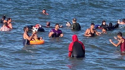 مدير شاطئ بورسعيد يحذر من خطورة السباحة: أنقذنا 4 حالات من غرق مؤكد