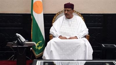 صحيفة فرنسية: رئيس النيجر وزوجته آمنان ولا يوجد انقلاب عسكري