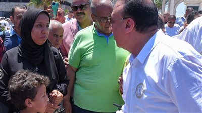 محافظ الإسكندرية يرحب بالمصطافين على الكورنيش خلال الاحتفال بالعيد القومي الـ 71