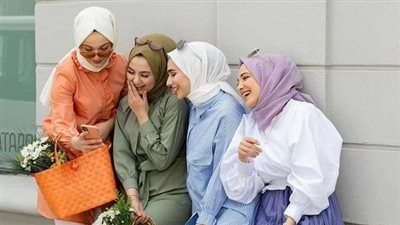 تنسيق ألوان الطرح مع الملابس بالصور.. ألوان للبشرة القمحية وجدول لتنسيق الملابس