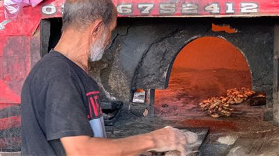 قصة كفاح أقدم فران ببورسعيد: بشتغل في درجة حرارة 60 عشان لقمة العيش |صور وفيديو 