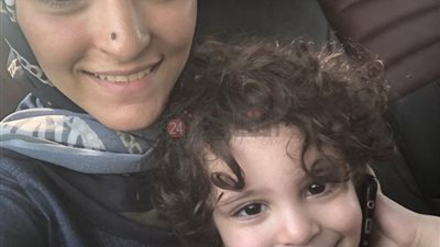 بعد اتهامه بالجمع بين 8 سيدات.. الجهات المعنية تنفذ قرار حضانة طفل منتج شهير بالهرم وتسلمه لوالدته