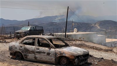  اليونان تخلي مدينتين كبيرتين وسط البلاد بسبب الحرائق الضخمة 