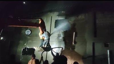 الدفع بـ 8 سيارات إطفاء و4 إسعاف للسيطرة على حريق بمخزن للبطاريات وإطارات السيارات بالشرقية | صور