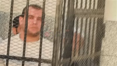 وصول المتهم بقتل صديقه داخل كافيه بالفيوم إلى المحكمة